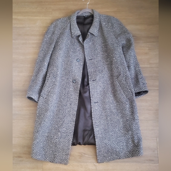Vintage Italian Pure Virgin Wool Herringbone Designer Coat. - Picture 1 of 16